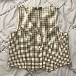 checkered cropped fitted vest buttoned up gingham